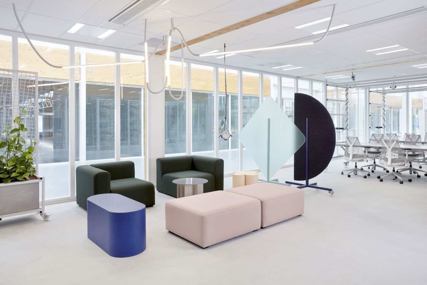 Protective Office Screens for the post-pandemic workplace by Dutch Invertuals used in an office seating area