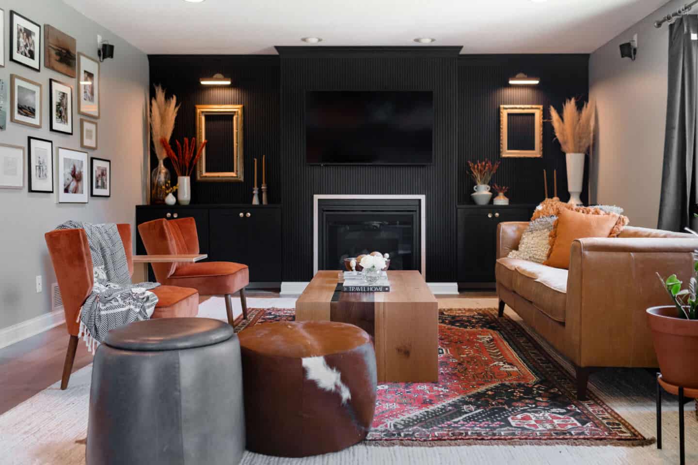 A living room with a black vertical slat wooden panelling wall by Construction2style