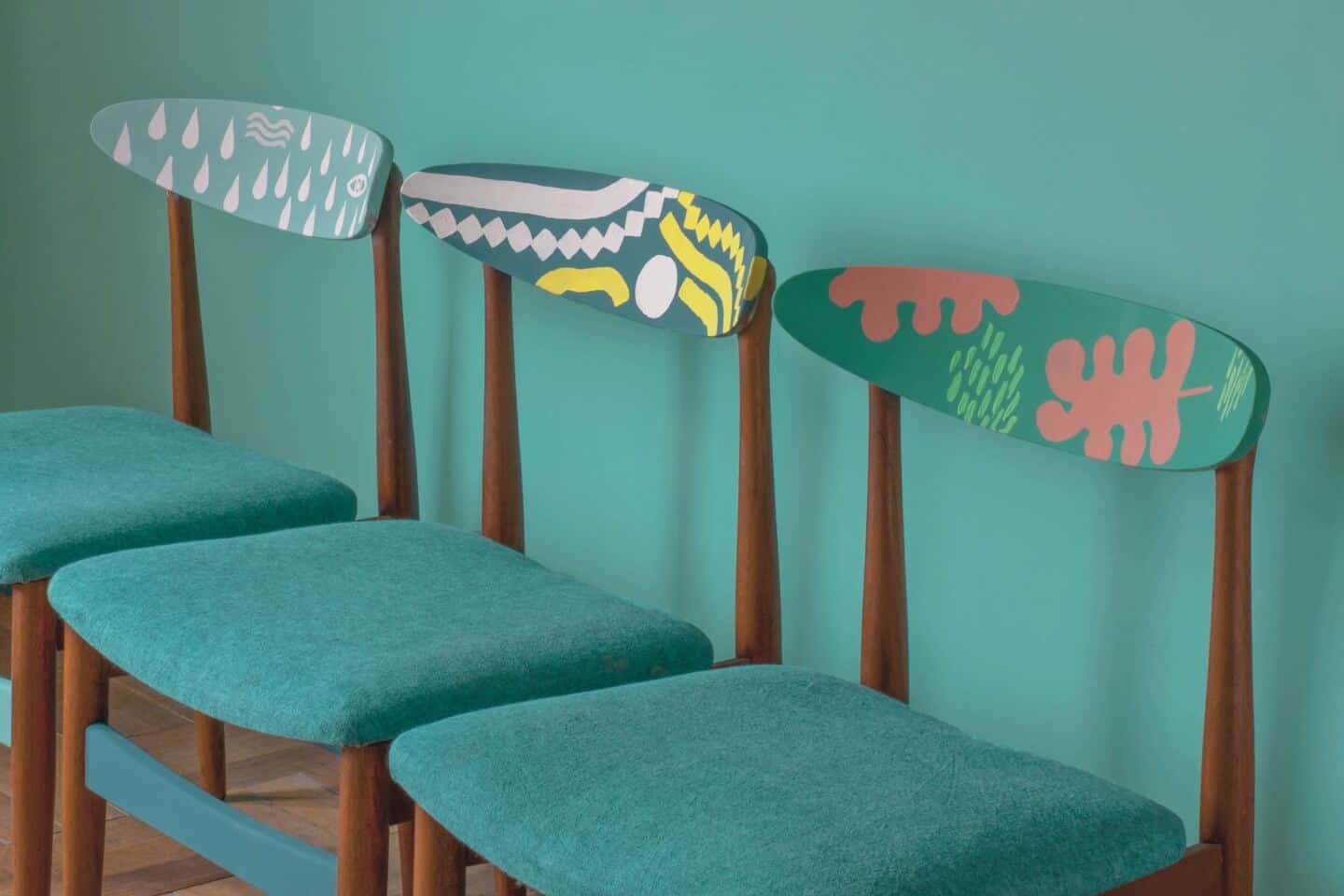 Upcycles mid-century modern green chairs painted with chalk paint as an eco-friendly home upgrade