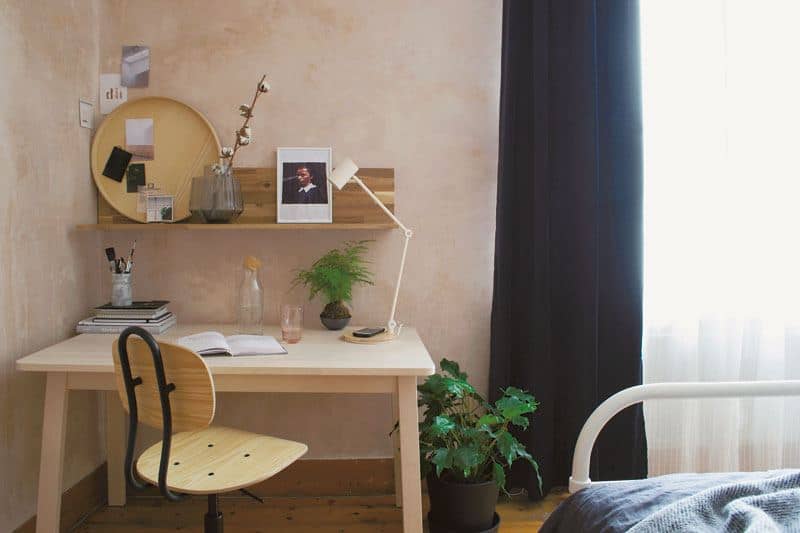 Small office desk in the corner of a bedroom. How to solve this and other design dilemmas?