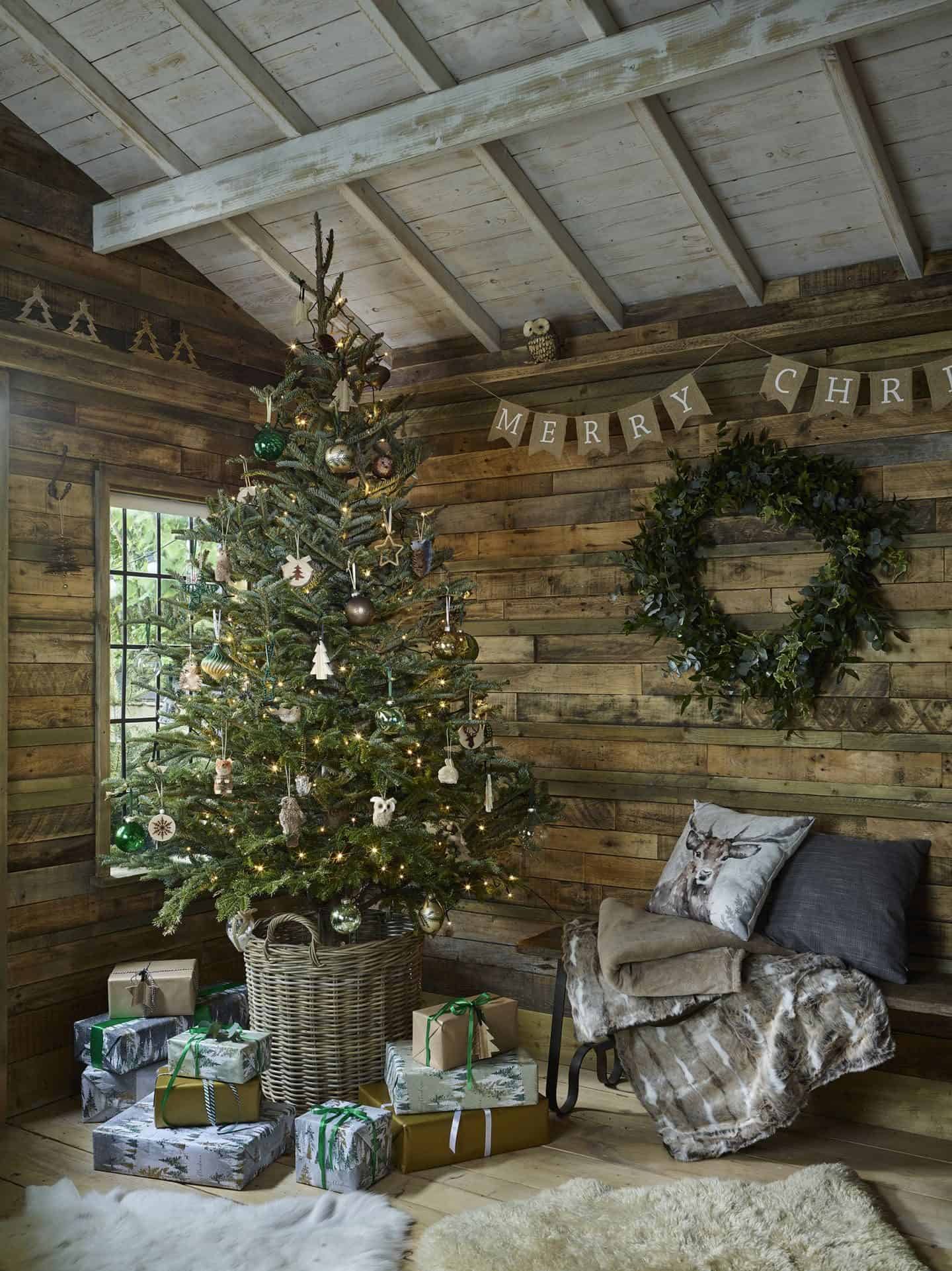 Dobbies Enchanted Garden Christmas Trend features organic and natural materials and textures, lots of green, woodland animals and touches of gold for added glamour. 