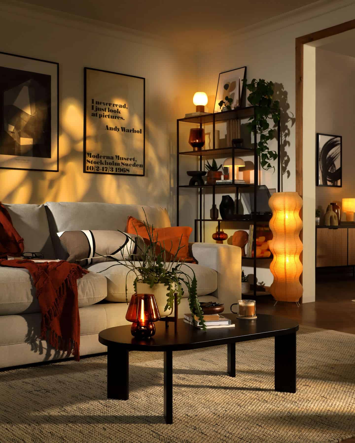 Cosy living room with a layered lighting and lots of autumnal accessories