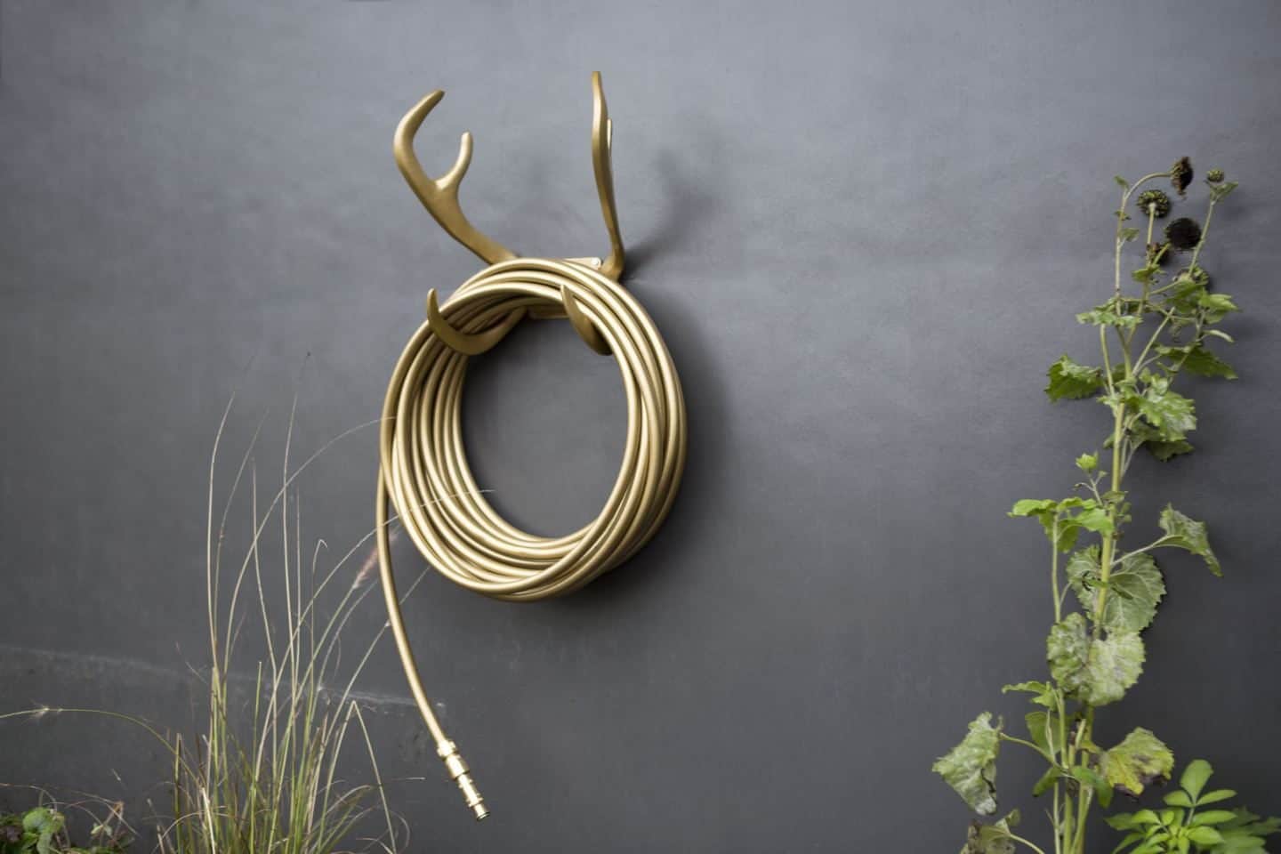 Garden Glory - Stylish garden equipment - gold garden hose wall-mounted on gold antlers