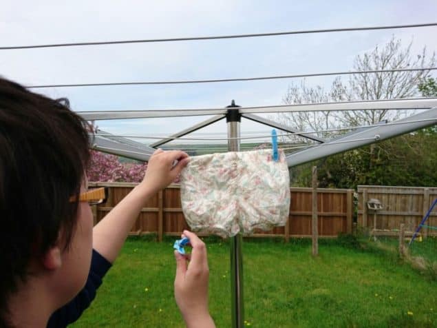 Hanging clothes on the Brabantia rotary dryer