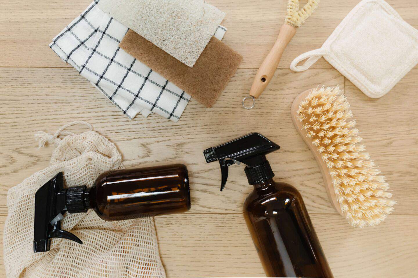 Cleaning products in natural materials for an eco-friendly home