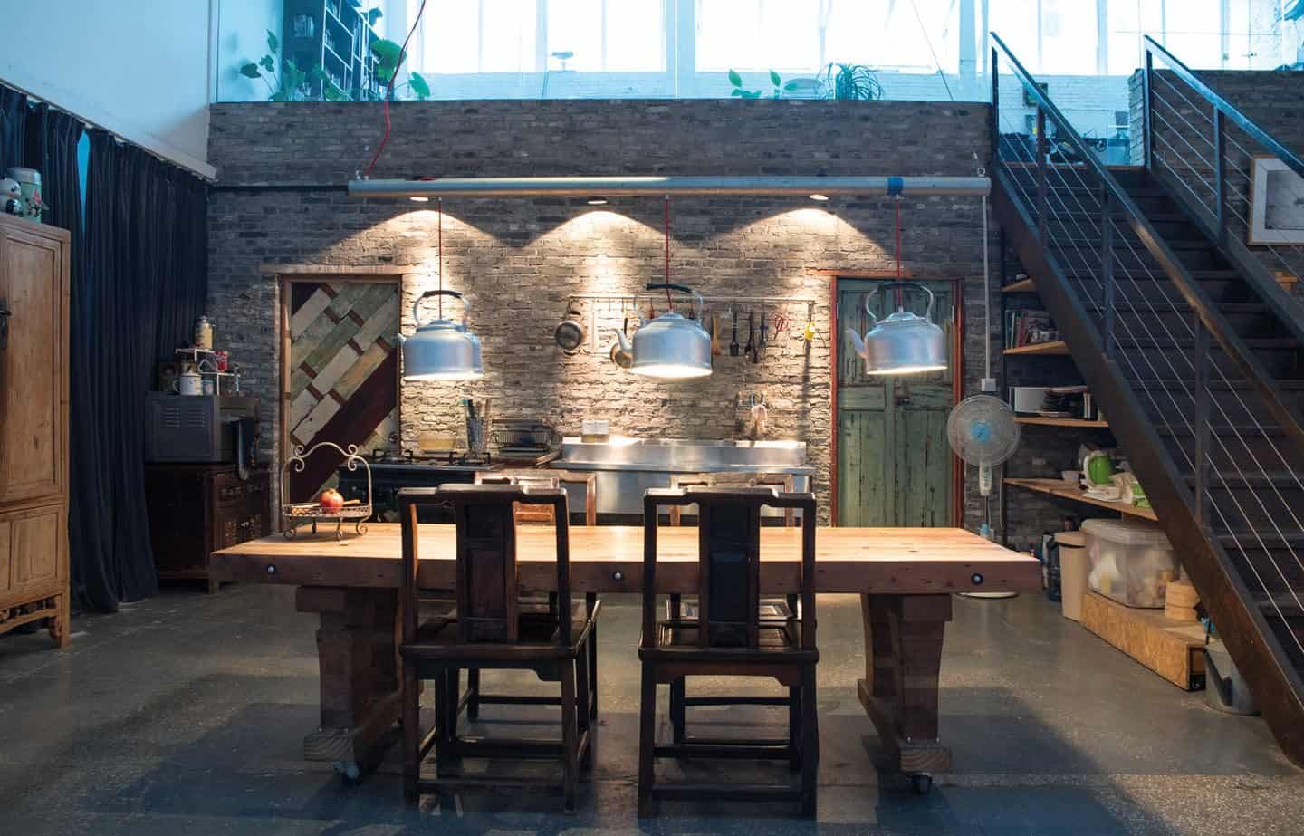 Home Life Around the World - The industrial home of furnioture designer and maker Jonas in Shanghai