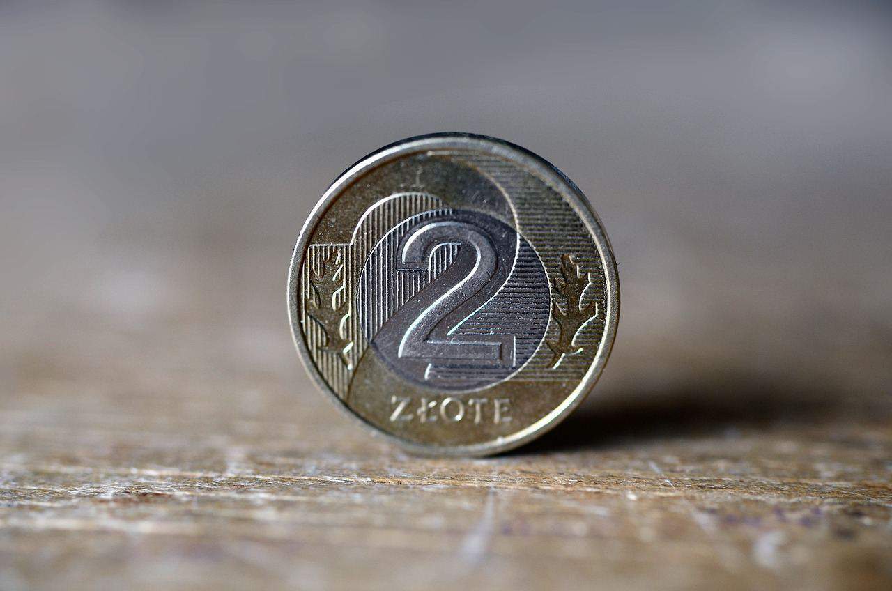 A 2 zlote coin balanced on its edge on a table