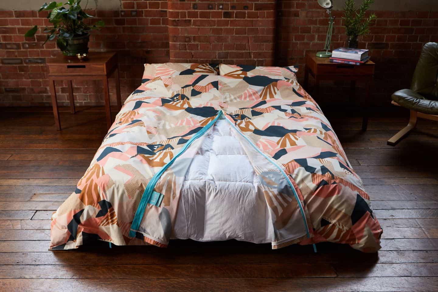 Koa revolutionary duvet cover. Closing the central zip once the duvet has been positioned inside. The easy way to change a duvet cover