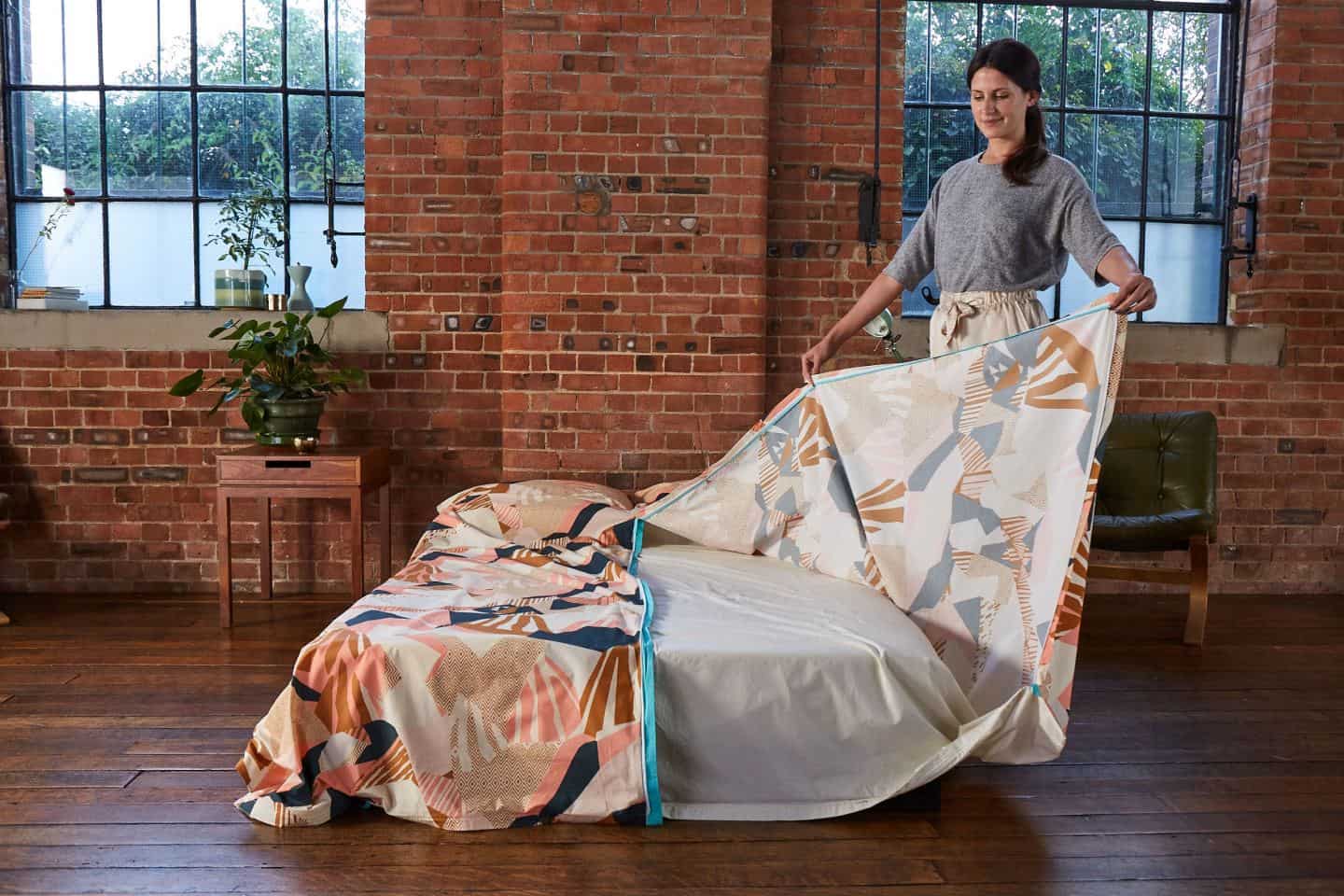 Koa revolutionary duvet cover. A woman opens the duvet cover by unzipping the central zip. The easy way to change a duvet cover