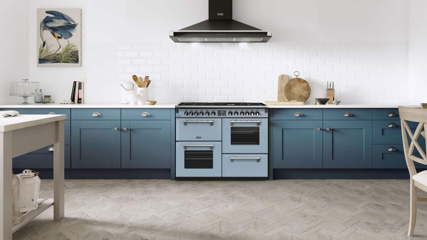 A kitchen featuring a Stoves Richmond Deluxe range cooker in Dulux Colour of the Year 2022 Bright Skies