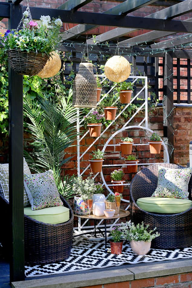 Swoonworthy Garden Makeover featuring plant stand, DIY outdoor lighting and faux plants