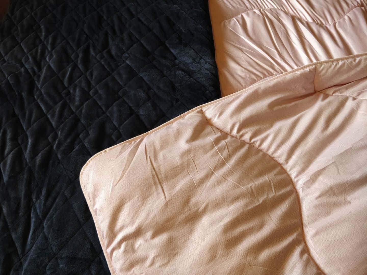 World Sleep Day 2020-5 Ways to Improve your Sleep. A coverless pink duvet and navy blue weighted blanket on a bed