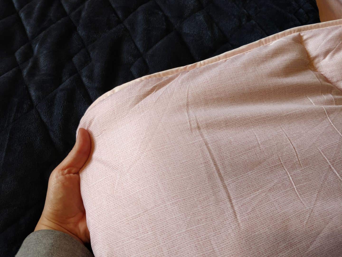 World Sleep Day 2020-5 Ways to Improve your Sleep. A coverless pink duvet and navy blue weighted blanket on a bed